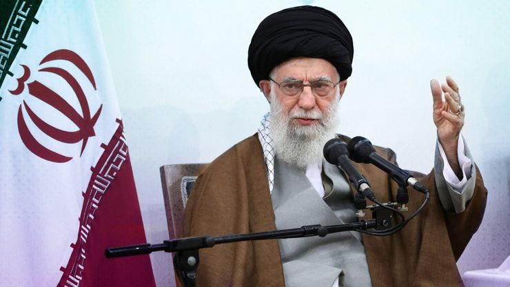 خامنئي يختفي عن الأنظار وتكهنات بخلفاء محتملين