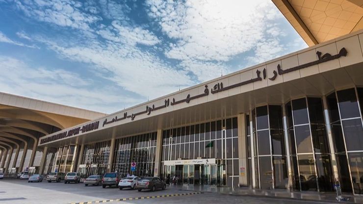 السعودية تعلن استئناف العمليات بمطار الدمام.. وصندوق النقد يتوقع انكماش اقتصاد المنطقة