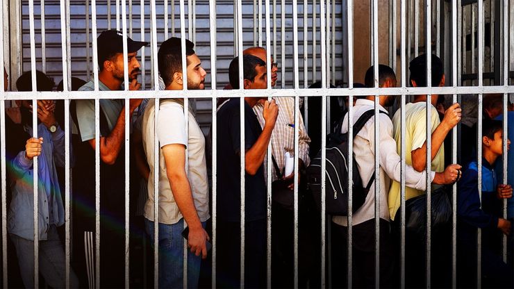 أزمة السيولة النقدية تخنق الحياة اليومية في غزة