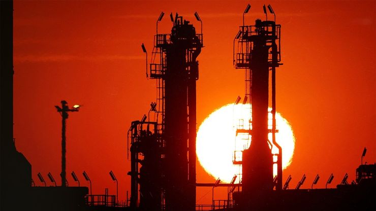 تصعيد ترمب يهز الأسواق ويرفع النفط فوق 100 دولار