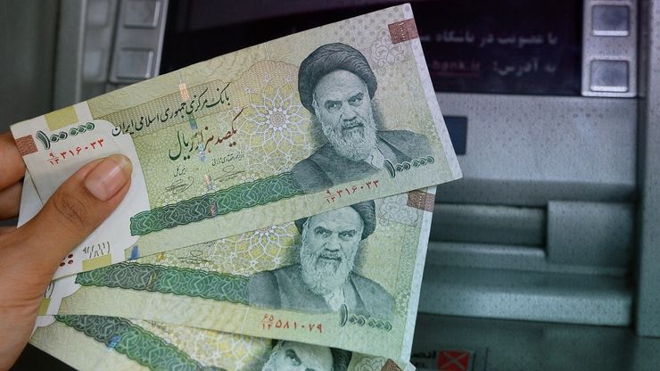 الريال الإيراني ينهار.. والشارع يثور ضد الغلاء والبطالة