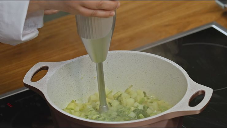 شوربة السبانخ والكوسا