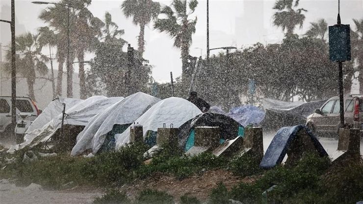 بين الأمطار والغارات.. قصص نازحي بيروت في مواجهة القسوة