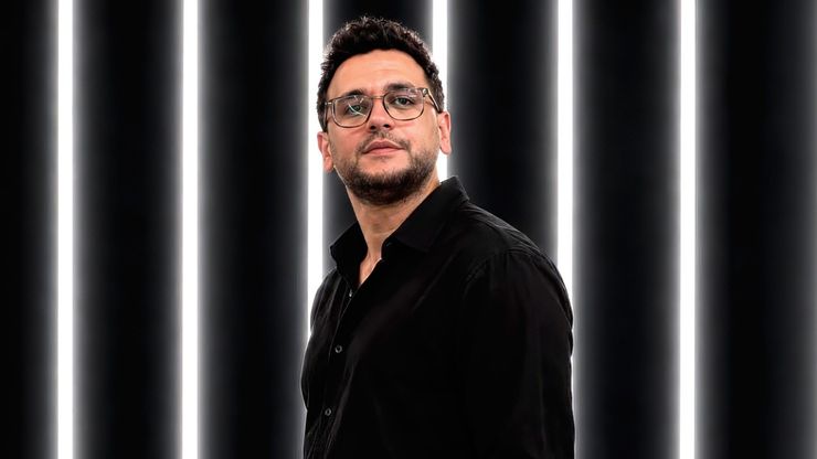 من مسرح الجامعة إلى نجومية الشاشة.. قصة نجاح الممثل مصطفى خاطر