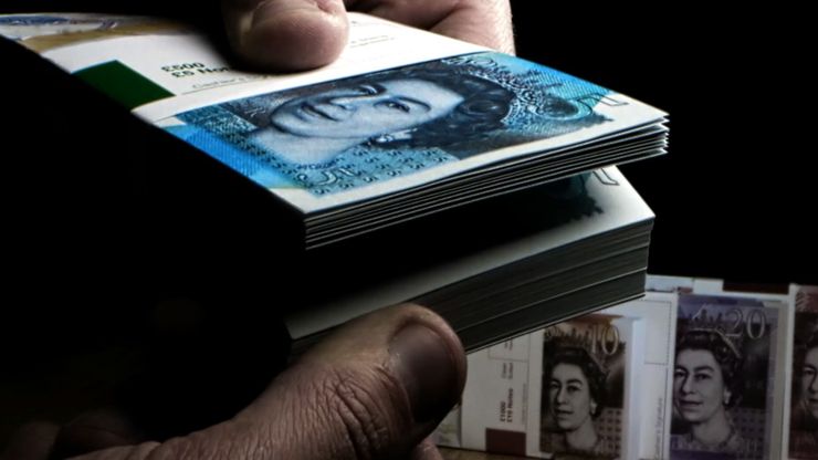 بين حياة الترف ورحلة السقوط