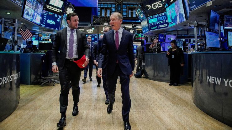 وول ستريت تفتتح جلسة نهاية العام بسيولة ضعيفة وميل للتراجع