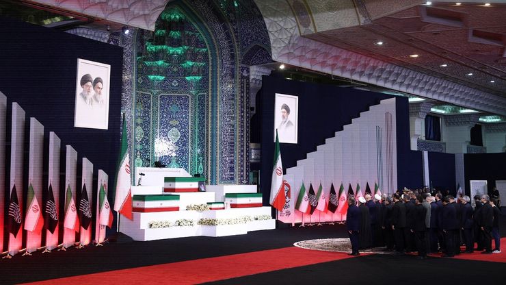 حضر الأب وغاب الابن.. إيران تودع خامنئي بغياب مرشدها الجديد