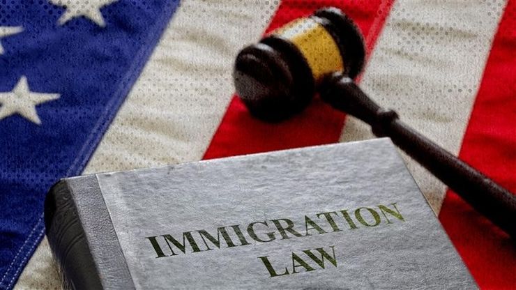 أميركا تجمد الهجرة.. وأوبك بلس تواصل ضبط انتاج النفط