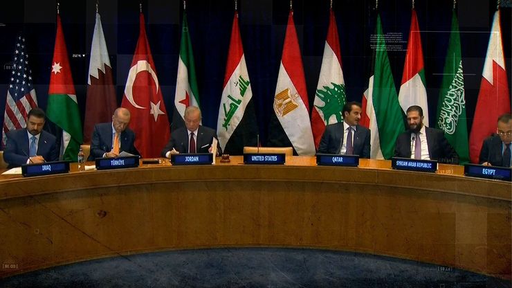 مباحثات أميركية إيرانية متواصلة.. ومقترحات لفتح مضيق هرمز