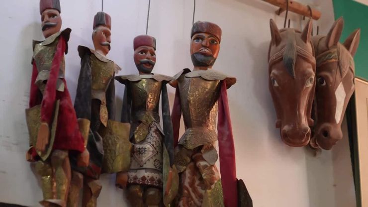 تونسيان يعيدان إحياء فن العرائس الخشبية