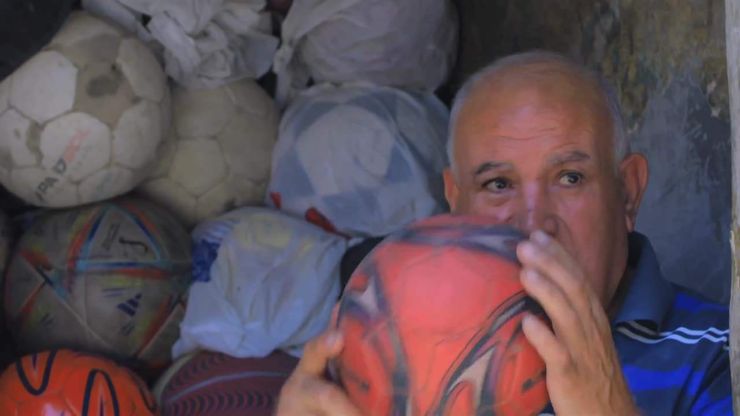 فنان تصليح الساحرة المستديرة