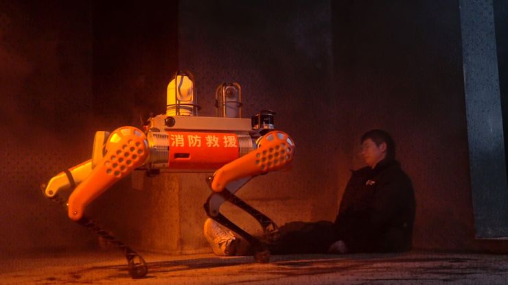 الصين تطلق روبوتا جديدا لإطفاء الحرائق وتنفيذ عمليات الإنقاذ الخطرة