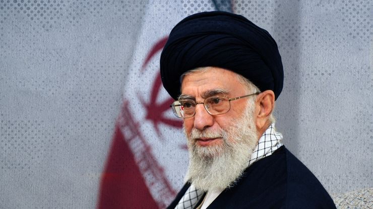 "خامنئي" يتجنب الوضوح بشأن المفاوضات.. و"حماس" ترفض مناقشة سلاحها