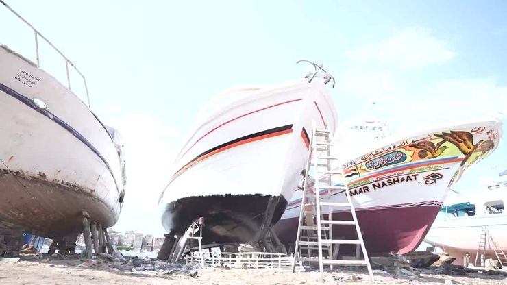 عم صبري.. حارس صناعة المراكب اليدوية في الإسكندرية