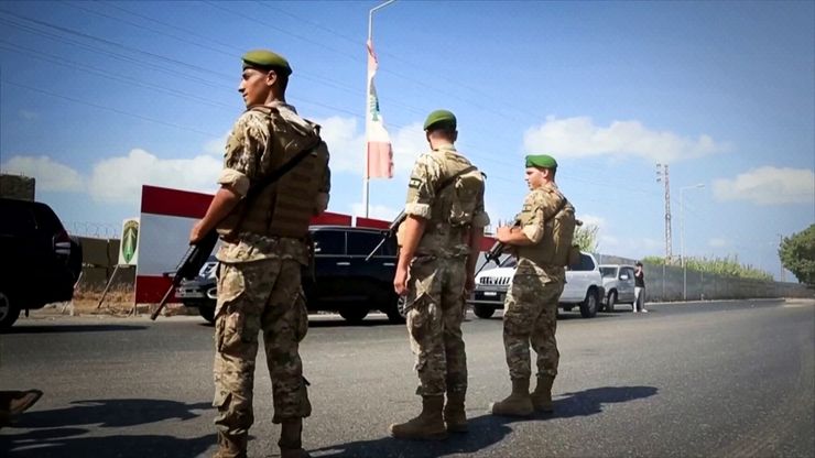 خطوة نحو مدنية المخيمات.. شاحنات أسلحة فلسطينية تصل الجيش اللبناني