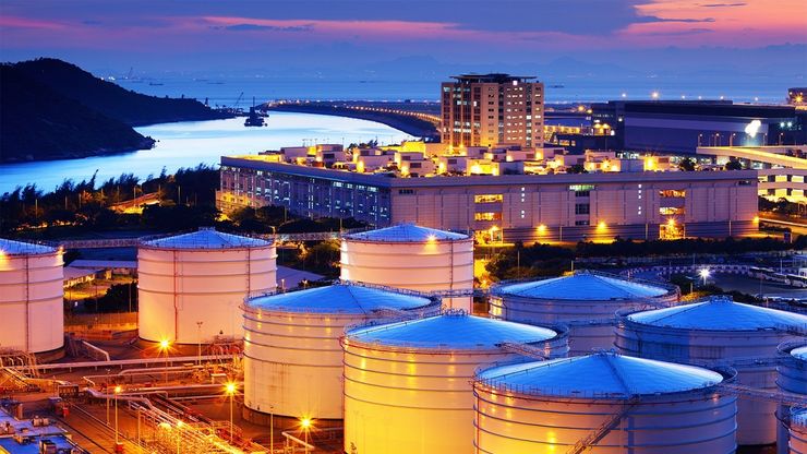 مراكز تخزين النفط العربية تحمي العالم من صدمات مضيق هرمز