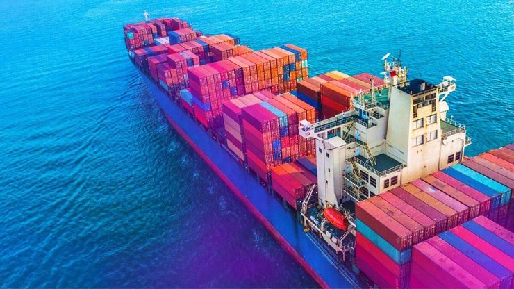 الهجمات الحوثية تعمق أزمة الملاحة وترفع تكاليف الشحن
