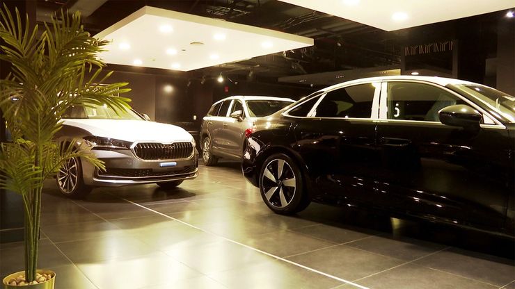 موجة غلاء جديدة.. الدولار والتوترات يرفعان أسعار السيارات في مصر