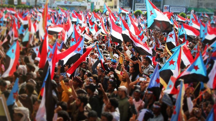 عدن تتظاهر دعما للحوار.. وترمب يهدد إيران