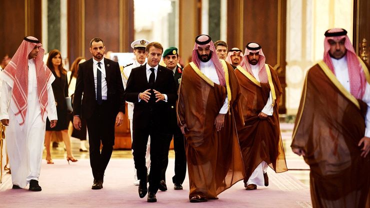 ماكرون في الرياض.. والاقتصاد يضغط على الناخبين في إسرائيل