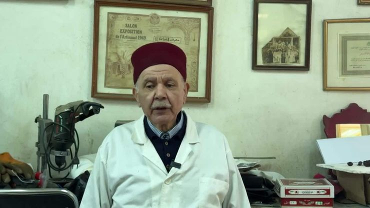 شهاب.. صناعة الخناجر والسيوف "أبا عن جد"